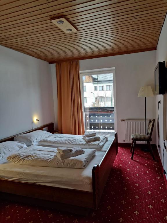 Postel nebo postele na pokoji v ubytování Hotel Lindwurm