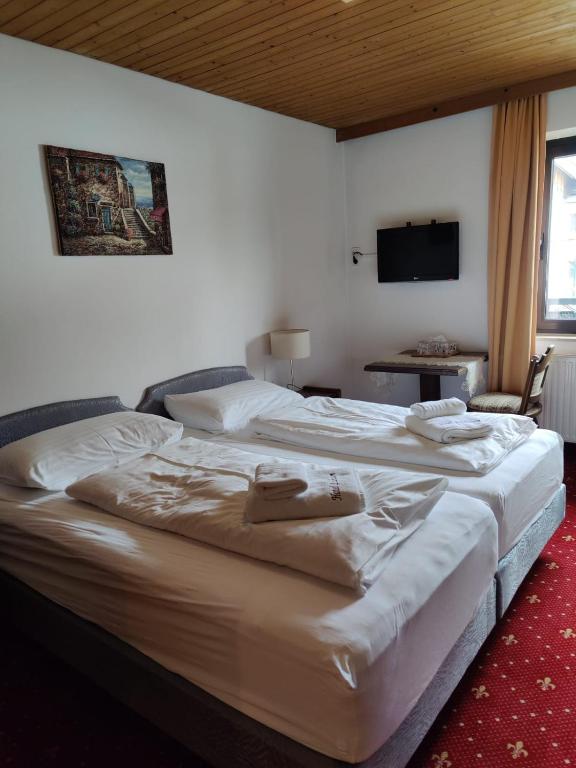 Postel nebo postele na pokoji v ubytování Hotel Lindwurm