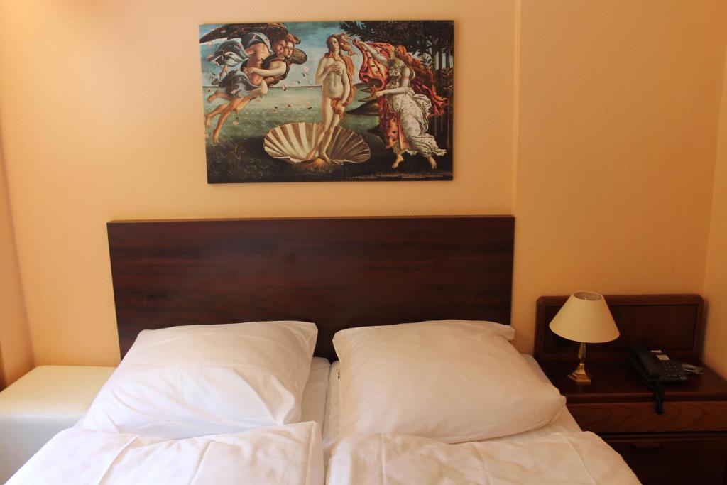 Postel nebo postele na pokoji v ubytování Wiking Hotel