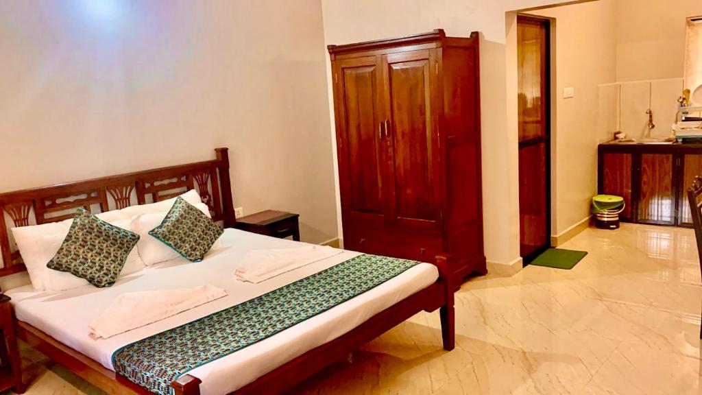 Postel nebo postele na pokoji v ubytování Stan-Inn, North Goa, Vagator, with strong WIFI,free private parking & kitchen, Can Cook where you stay