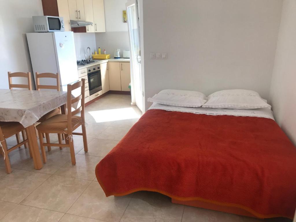 Kuchnia lub aneks kuchenny w obiekcie Apartments Vidov by the beach