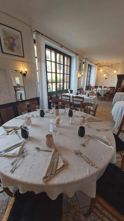 Posezení v ubytování Logis- Hôtel & Restaurant Le Montligeon