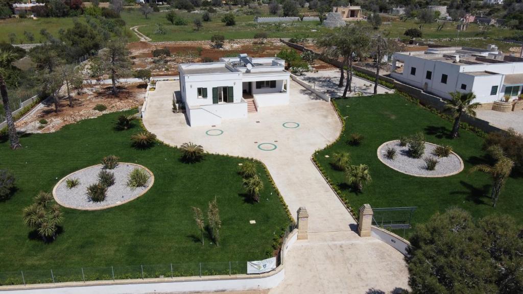 an aerial view of a house with a yard at Appartamenti Corciulo in Salve