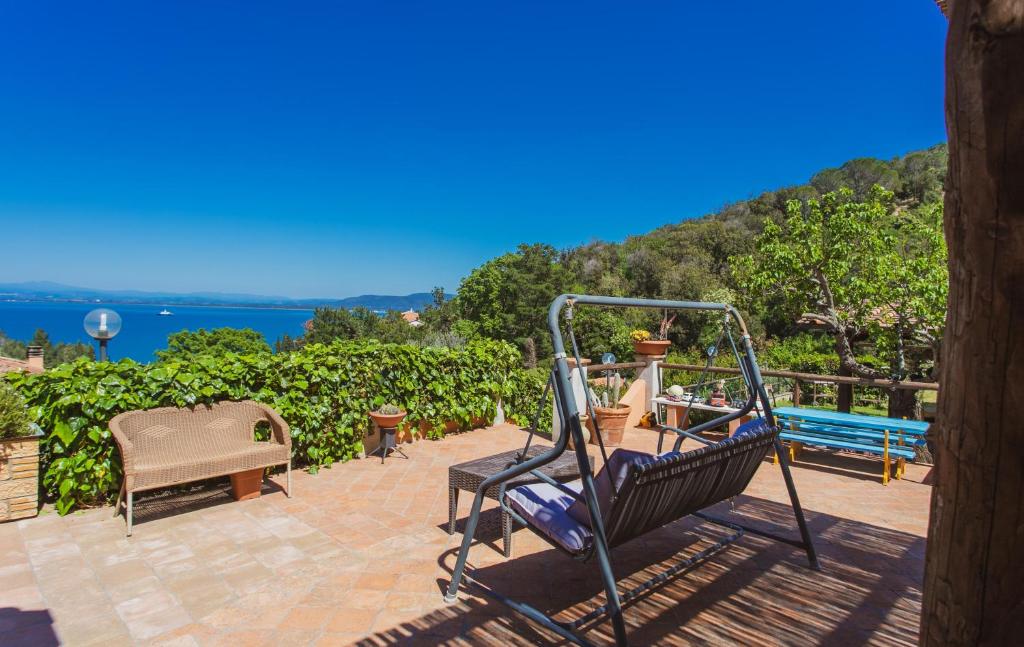 einen Spielplatz mit einer Schaukel und einer blauen Bank in der Unterkunft Fortino's Hause in Porto Santo Stefano