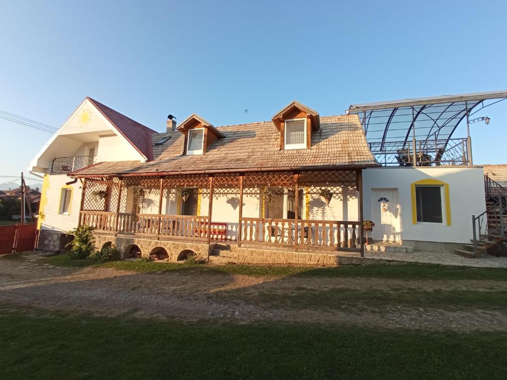 ein großes Haus mit einer Terrasse auf der Vorderseite in der Unterkunft Agro privat in Hrabušice
