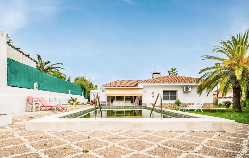 une villa avec une piscine et une maison dans l'établissement 3 Bedroom Stunning Home In Valencina De La Concep, à Valencina de la Concepción