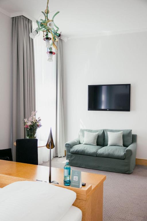 TV a/nebo společenská místnost v ubytování DOM Hotel LIMBURG