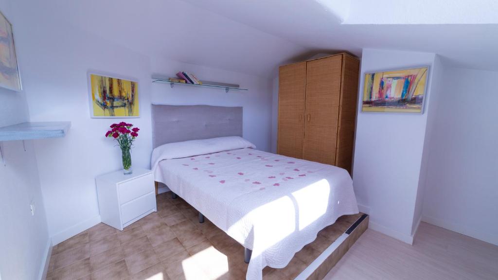 Łóżko lub łóżka w pokoju w obiekcie Duplex two bedroom apartment Los Cristianos Parque Margarita