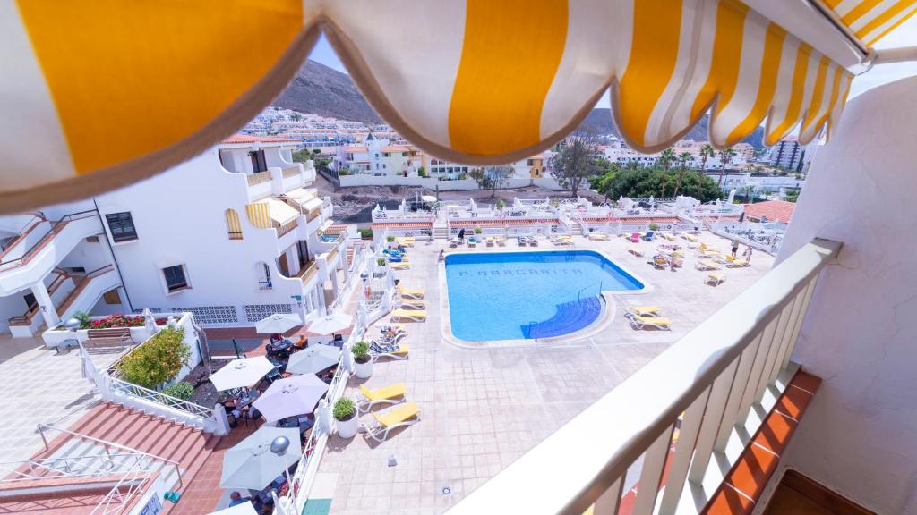 widok na basen z balkonu ośrodka w obiekcie Duplex two bedroom apartment Los Cristianos Parque Margarita w mieście Los Cristianos