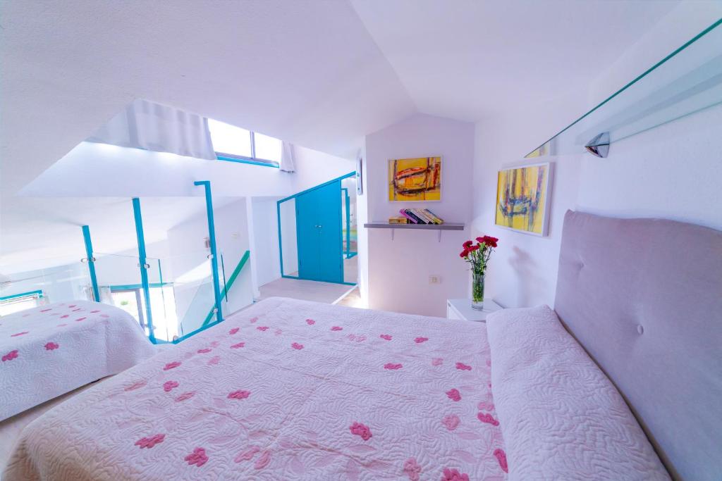 Łóżko lub łóżka w pokoju w obiekcie Duplex two bedroom apartment Los Cristianos Parque Margarita