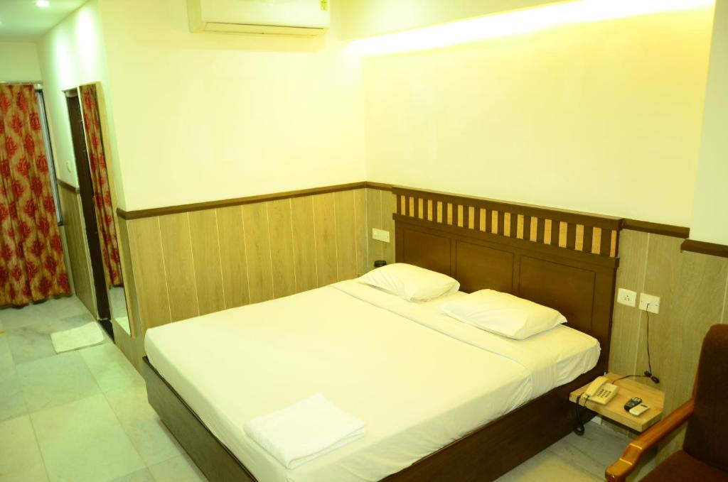 Ένα ή περισσότερα κρεβάτια σε δωμάτιο στο HOTEL RATHNA RESIDENCY
