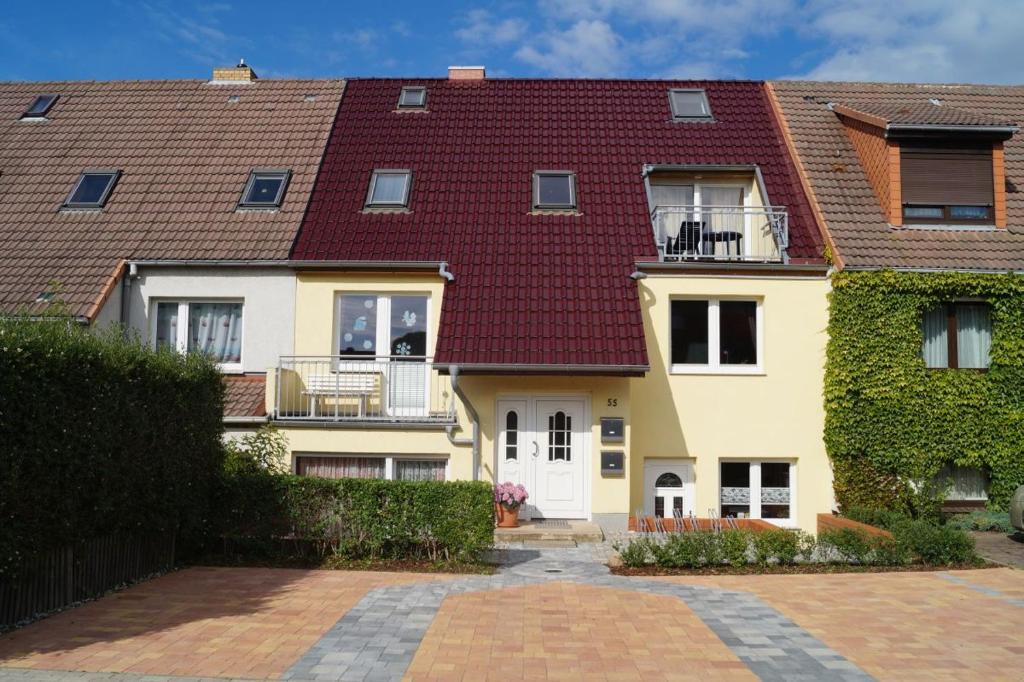 ein großes Haus mit rotem Dach in der Unterkunft Ferienwohnung Robby in Fulgen