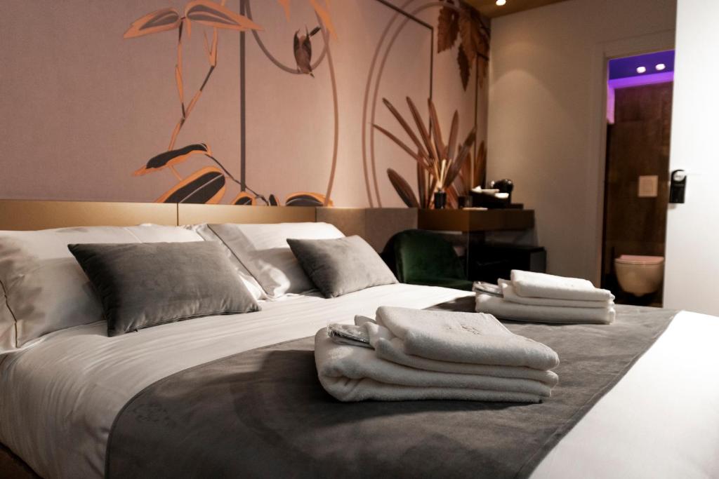 1 dormitorio con 1 cama con toallas en Trèscharme en Andria
