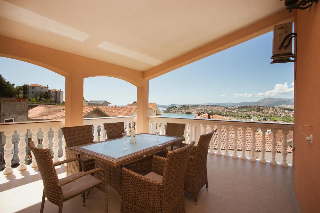 a dining room with a table and chairs on a balcony at Plava Adria Podstrana in Podstrana
