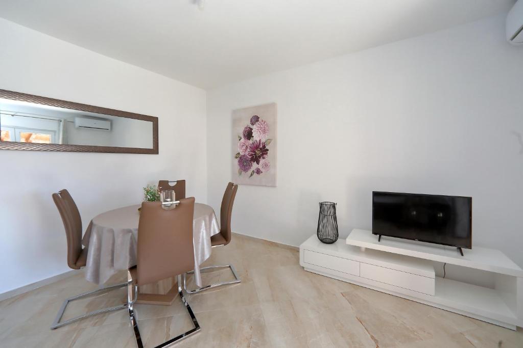 TV a/nebo společenská místnost v ubytování Apartment Alfonso