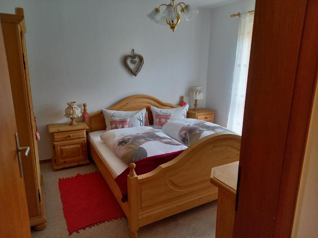 1 dormitorio con cama de madera en una habitación en Ferienwohnung Bayrischzell en Bayrischzell