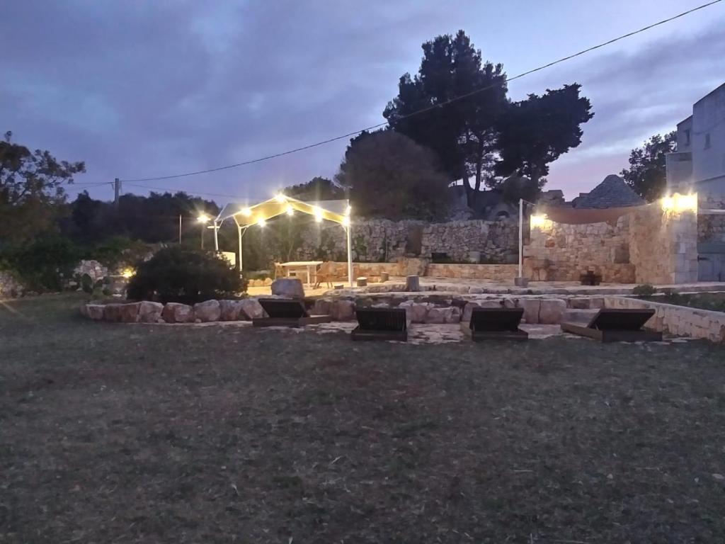 ein steinernes Amphitheater in der Nacht mit Beleuchtung in der Unterkunft Trullo Gio in Cisternino