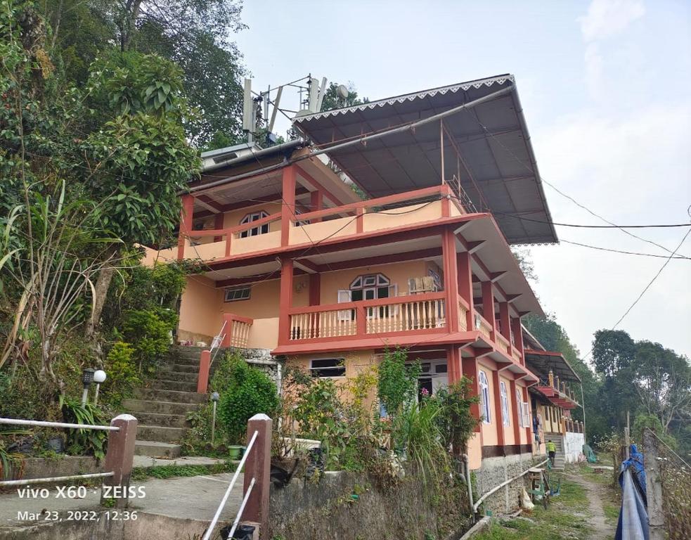 una casa en una colina con escaleras delante en Little Hut Zelepla Eco Village Retreat by StayApart, en Kalimpong