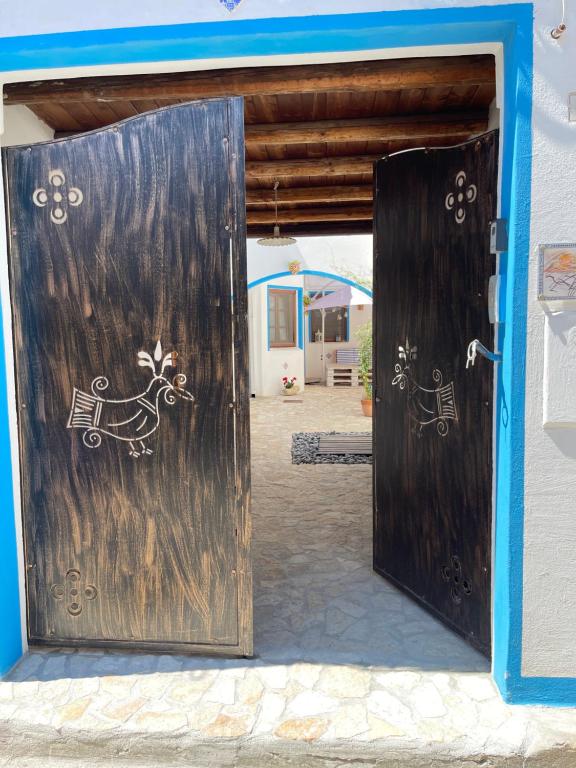 a wooden door with a drawing of a chicken on it at Canne al vento in Quartu SantʼElena