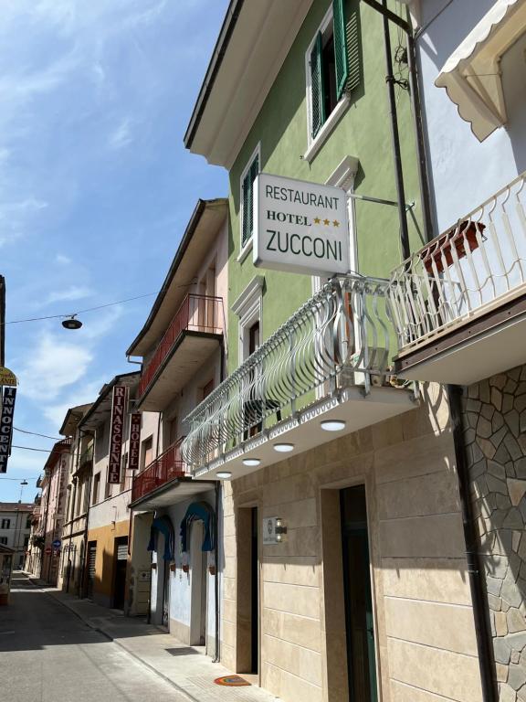 un bâtiment avec un panneau sur son côté dans l'établissement HOTEL ZUCCONI, à Montecatini Terme