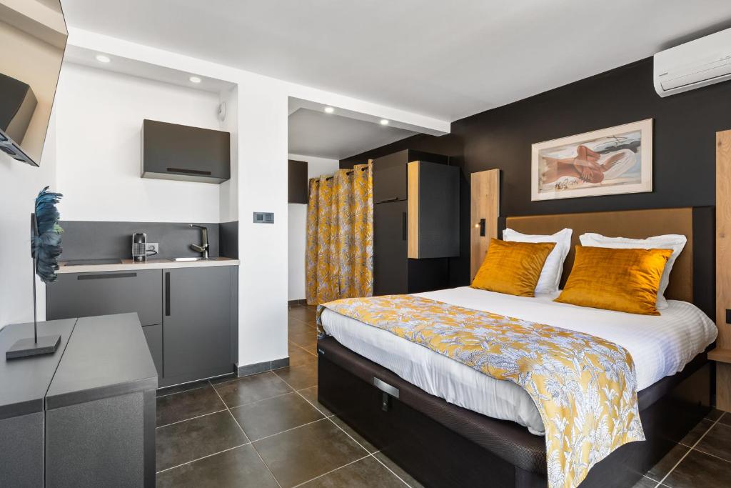 Habitación de hotel con cama y TV en VIEW port venus naturiste, en Cap d'Agde