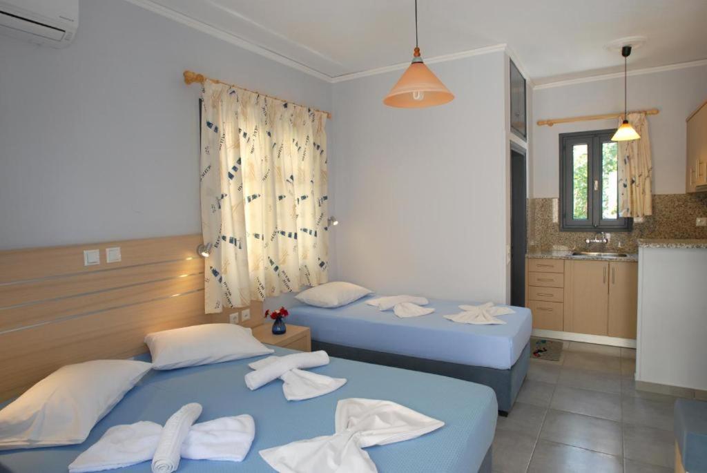 2 letti in camera d'albergo con asciugamani di Irene ROOMS & STUDIOS PETRA a Pétra
