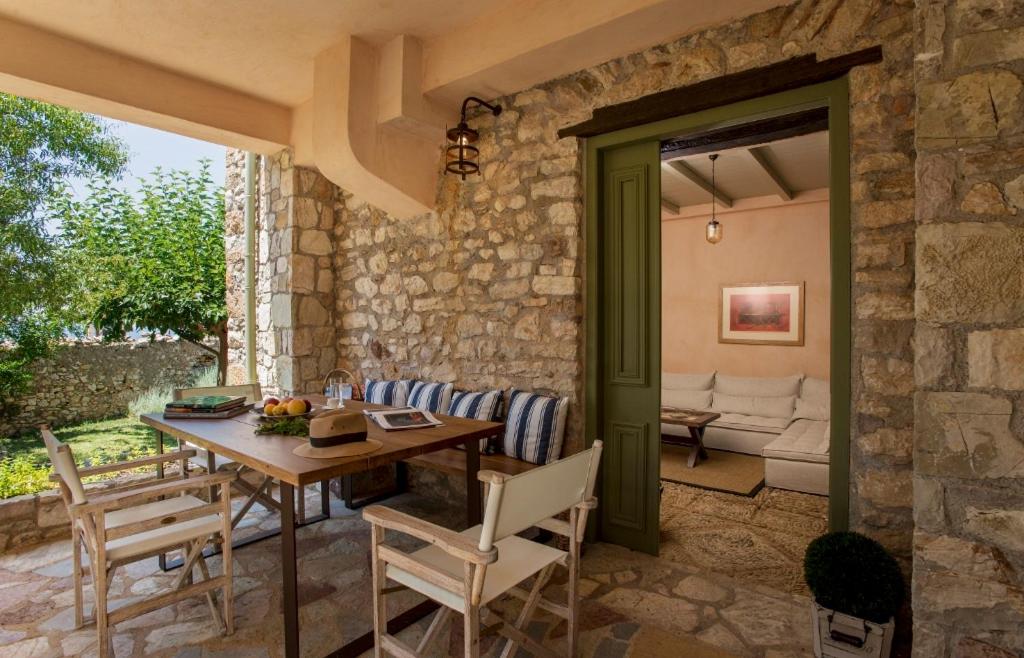 מסעדה או מקום אחר לאכול בו ב-Kyparissia Old Town Lodge with amazing sea view