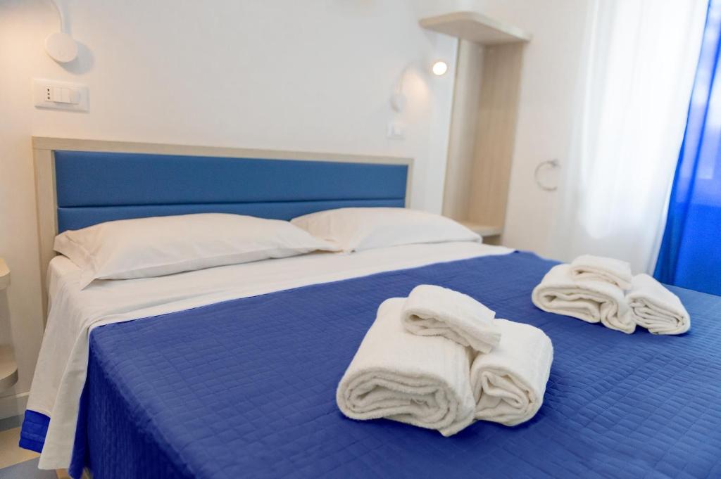 Postel nebo postele na pokoji v ubytování EDEN CONERO Camere Numana Centro
