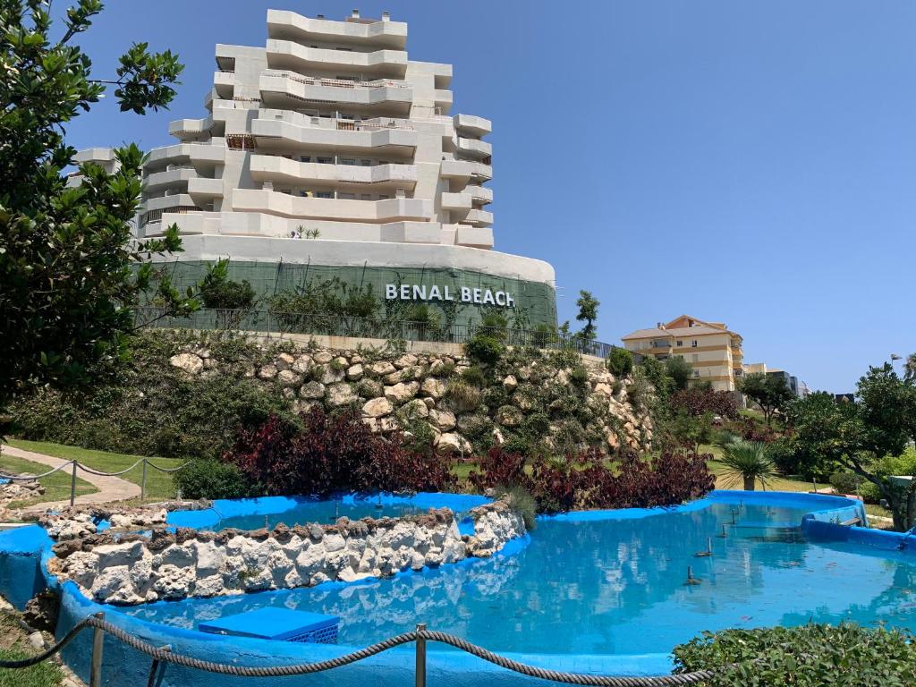 Bazén v ubytovaní BenalBeach Casa Kito Relax 1ª Linea de Playa alebo v jeho blízkosti