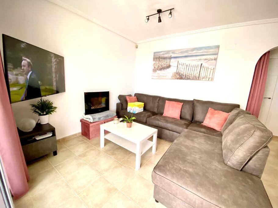 Bungalows Beautiful Bungalow in front of the Beach with pool en El Campello, Comunidad Valenciana