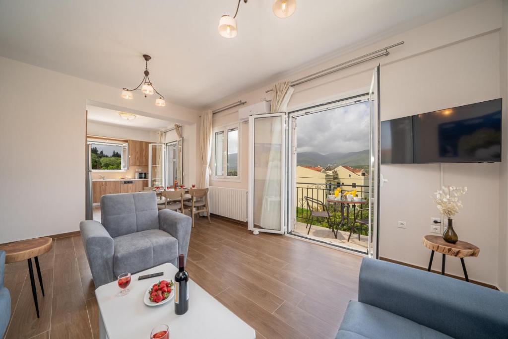 TV a/nebo společenská místnost v ubytování Ilias Apartments