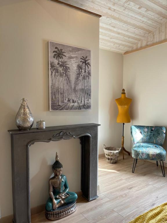 ein Wohnzimmer mit Kamin und einem Gemälde an der Wand in der Unterkunft La Bohème Vannes, Penty centre ville proche gare in Vannes