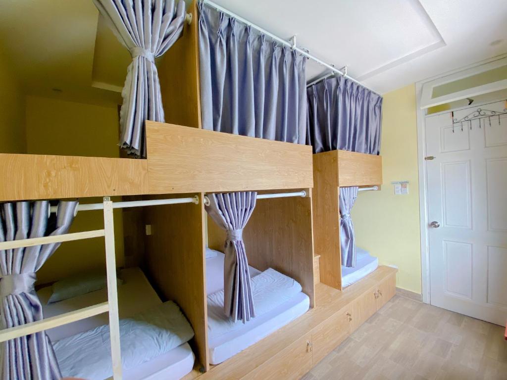 Una cama o camas en una habitación de Dalat Backpacker's Alley Hostel