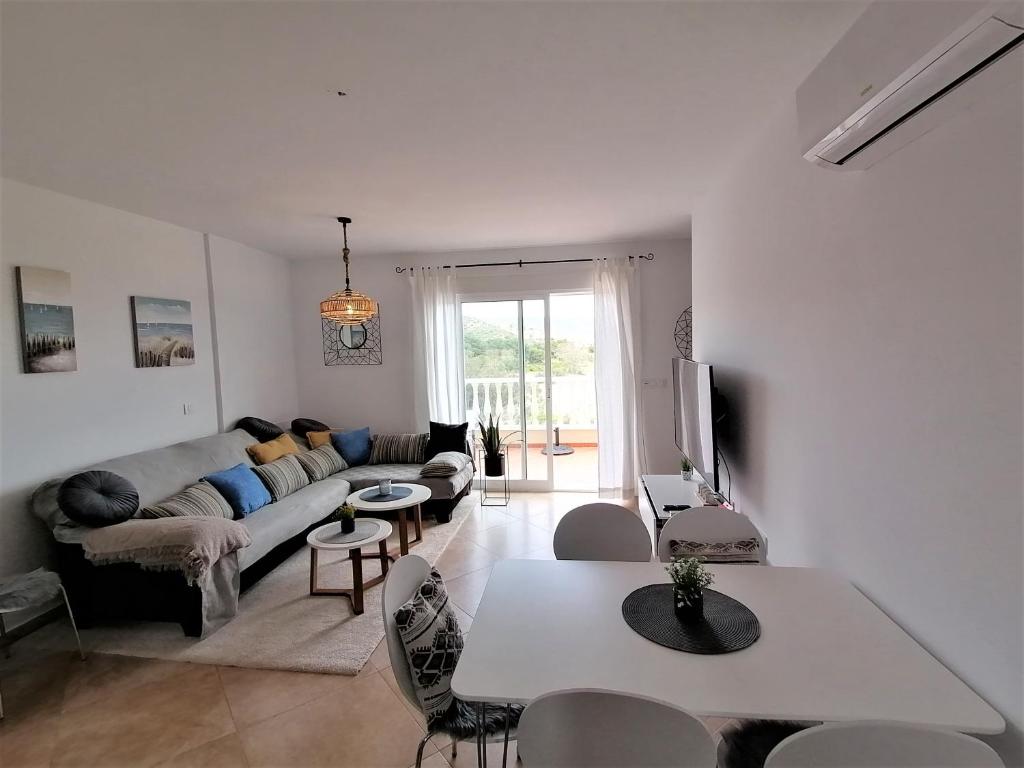 sala de estar con sofá y mesa en AL06- Modern 3 bed Duplex, close to beach in El Alamillo, en Puerto de Mazarrón