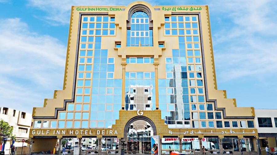 Gulf Inn Hotel Deira Formerly City Star Hotel في دبي: مبنى الفندق به الكثير من النوافذ