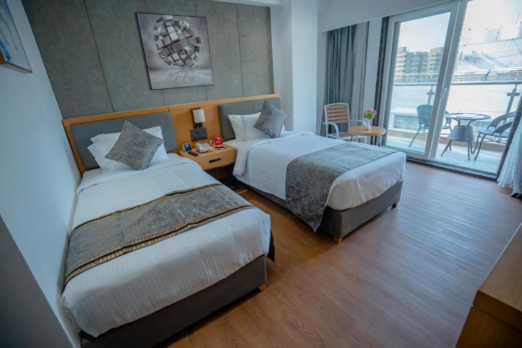 Кровать или кровати в номере Zip By Spree Hotels Chakan