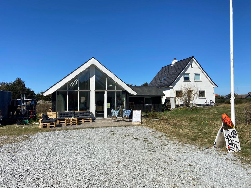 dom ze znakiem sprzedaży przed nim w obiekcie Viking Surf House w mieście Klitmøller