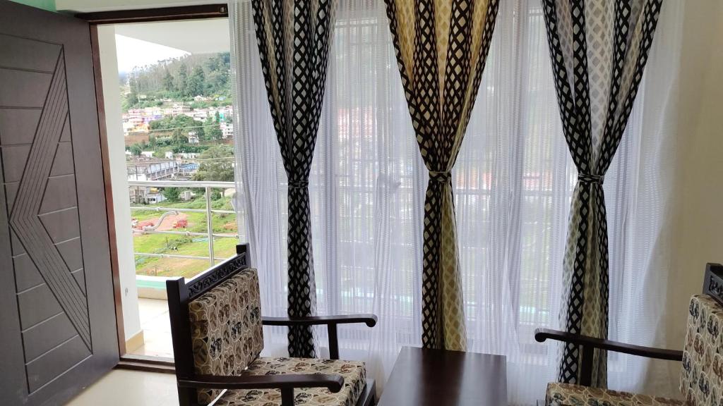 TV a/nebo společenská místnost v ubytování Royal Serene Villas