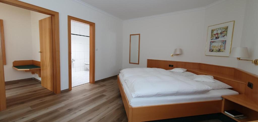 Postel nebo postele na pokoji v ubytování Hotel Schön
