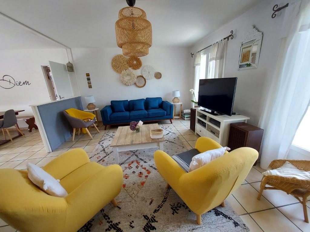 ラントンにあるChambres d'Hotes des Ecureuilsのリビングルーム(黄色の椅子、青いソファ付)