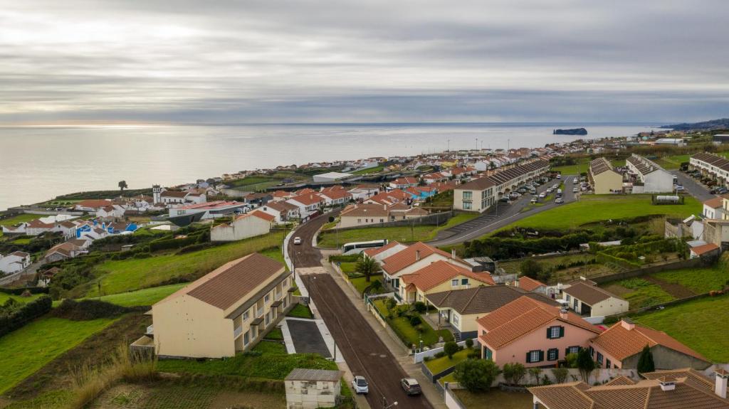 una vista aérea de una pequeña ciudad junto al océano en GarçaView, en Vila Franca do Campo