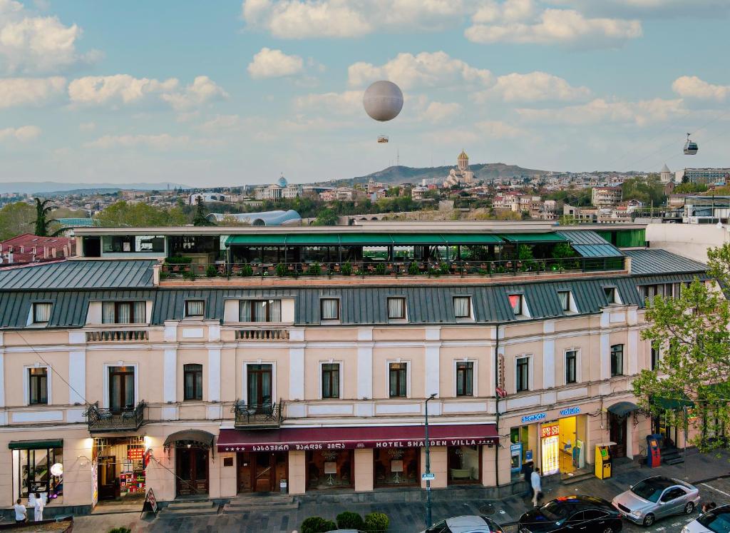 une montgolfière survolant un bâtiment dans l'établissement Sharden Villa Boutique Hotel, à Tbilissi