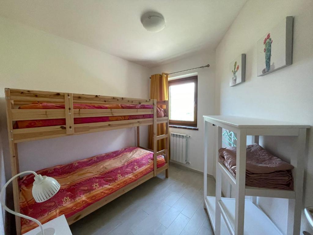 sypialnia z 2 łóżkami piętrowymi i biurkiem w obiekcie agriturismo borgo del ginepro w mieście Castiglione Messer Raimondo