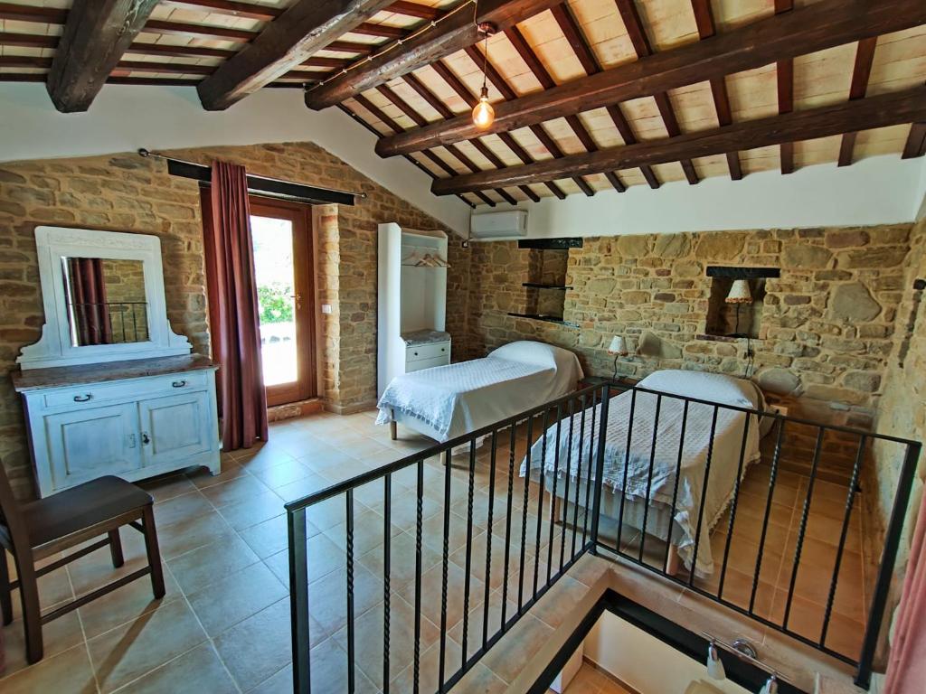Łóżko lub łóżka w pokoju w obiekcie agriturismo borgo del ginepro