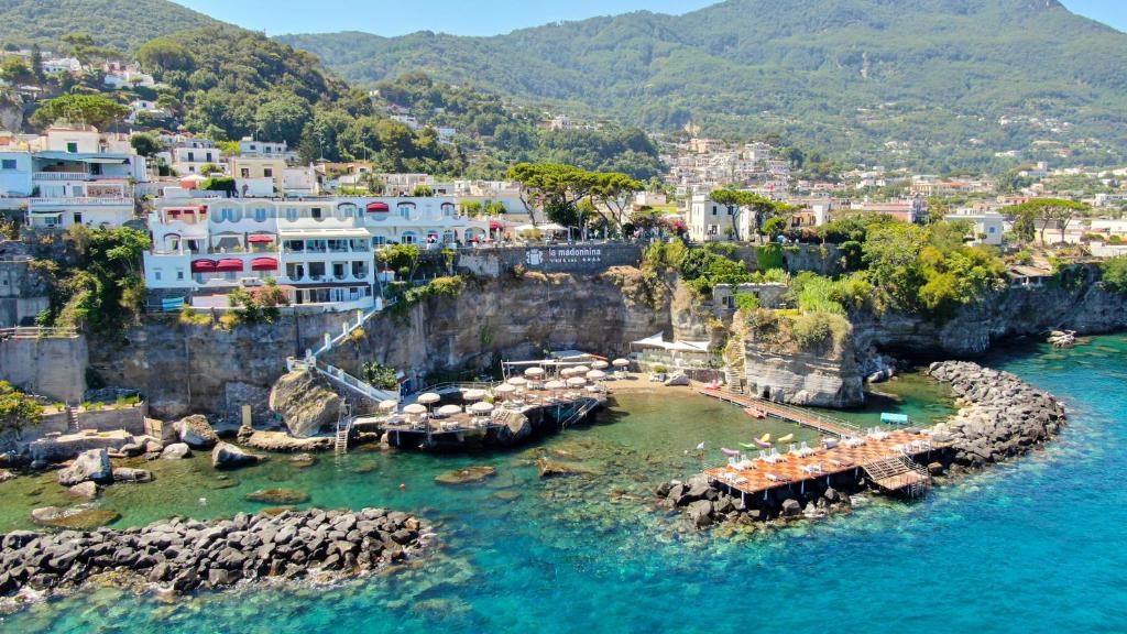 Imagem da galeria de Hotel La Madonnina em Ischia