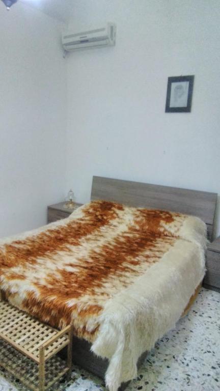 サンピエリにあるCasa Rosatiのベッドルーム1室(ブラウンの毛布を使用したベッド1台付)