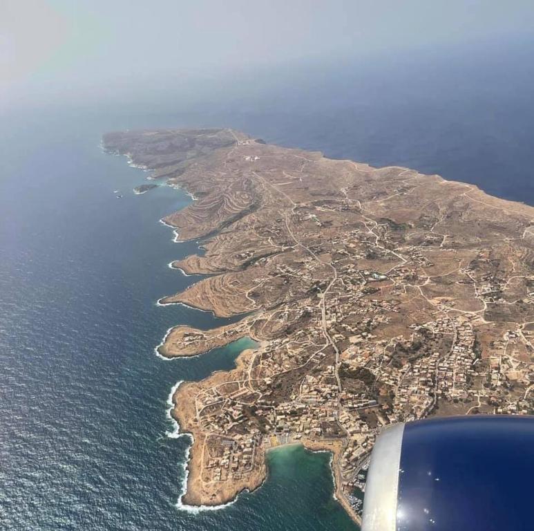 una vista aérea de una isla en el océano en Lampedusa Casa a 3 passi di Cala Madonna, en Lampedusa