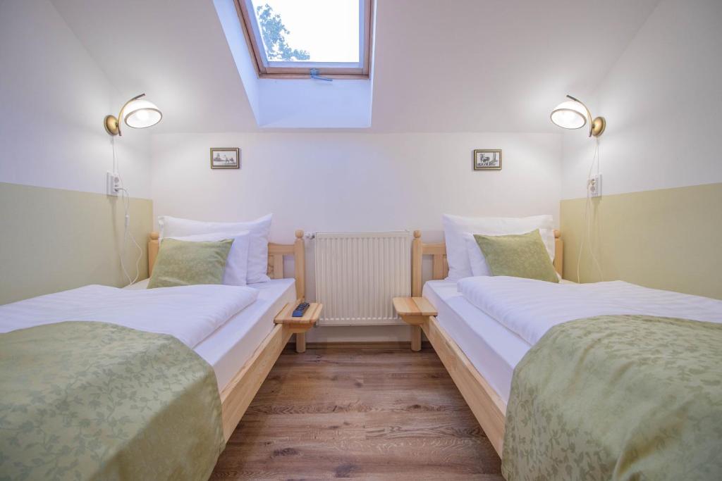Postel nebo postele na pokoji v ubytování Rókabérc Vadászház Hotel