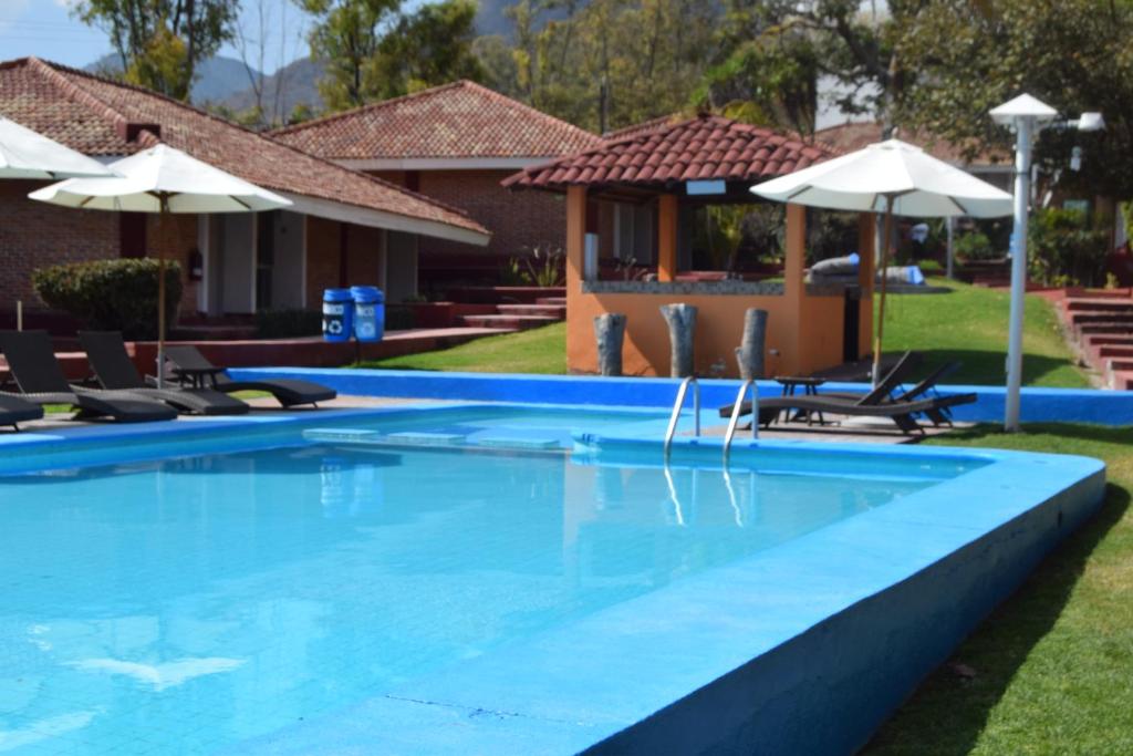 Swimming pool sa o malapit sa Hotel Chapala Country