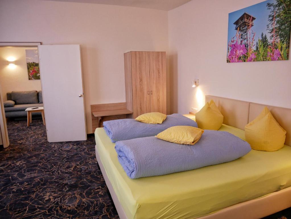 Postel nebo postele na pokoji v ubytování Wochner's Hotel-Sternen Am Schluchsee Hochschwarzwald
